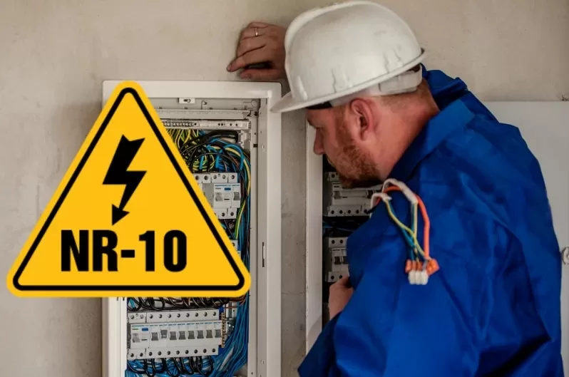 trabalhador olhando para um quadro de energia com uma placa destacada com o escrito - NR10